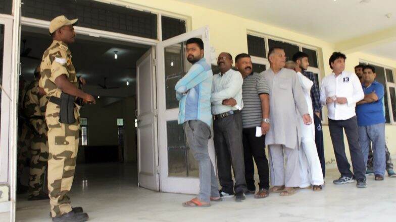 Maharashtra, Haryana Elections 2019: মহারাষ্ট্র ও হরিয়ানা বিধানসভার ভোটগ্রহণ চলছে, সকাল থেকেই লম্বা লাইন ভোটকেন্দ্রগুলিতে Maharashtra, Haryana Elections 2019: মহারাষ্ট্র ও হরিয়ানা বিধানসভার ভোটগ্রহণ চলছে, সকাল থেকেই লম্বা লাইন ভোটকেন্দ্রগুলিতে