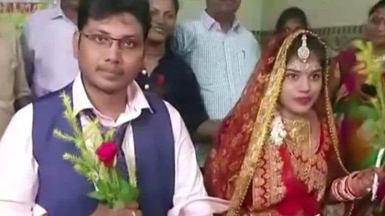 Couple Gets Married by Taking Oath on Constitution: অগ্নি নয়, ভারতের সংবিধান সাক্ষী রেখে বিয়ে করলেন ওড়িশার দম্পতি Couple Gets Married by Taking Oath on Constitution: অগ্নি নয়, ভারতের সংবিধান সাক্ষী রেখে বিয়ে করলেন ওড়িশার দম্পতি