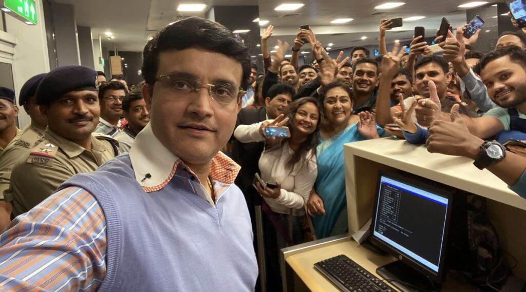 Sourav Ganguly: বেঙ্গালুরু বিমানবন্দরে ভক্তদের নিয়ে সেলফি সৌরভ গাঙ্গুলির, মাতোয়ারা নেটিজেনরা Sourav Ganguly: বেঙ্গালুরু বিমানবন্দরে ভক্তদের নিয়ে সেলফি সৌরভ গাঙ্গুলির, মাতোয়ারা নেটিজেনরা