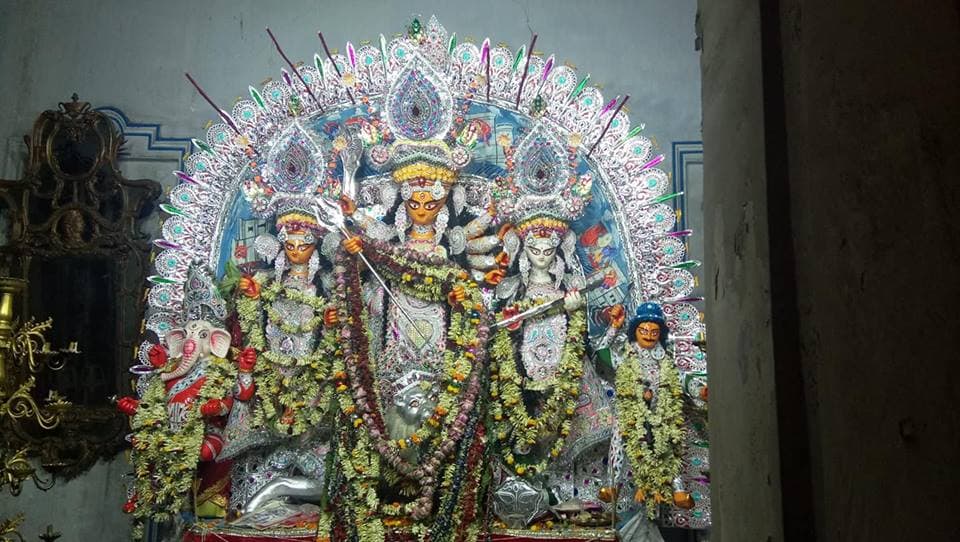 Durga Puja 2019 Dashami: দশমীতে বিদায়ের সুর, রীতি মেনে মাকে বিদায় শোভাবাজার রাজবাড়িতে Durga Puja 2019 Dashami: দশমীতে বিদায়ের সুর, রীতি মেনে মাকে বিদায় শোভাবাজার রাজবাড়িতে