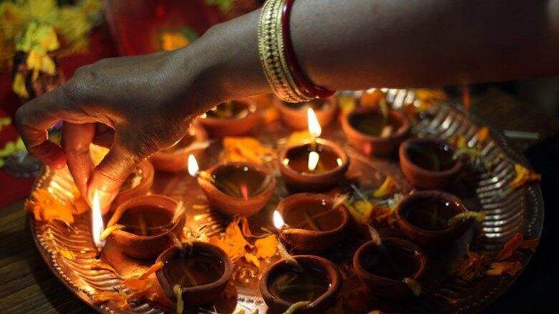 Muslim community joined Hindus Diwali: দীপাবলির শুভকে আলোকিত করতে পাকিস্তানের স্বামী নারায়ণ মন্দিরে হিন্দু প্রতিবেশীর সঙ্গে দীপ জ্বাললেন মুসলিমরা Muslim community joined Hindus Diwali: দীপাবলির শুভকে আলোকিত করতে পাকিস্তানের স্বামী নারায়ণ মন্দিরে হিন্দু প্রতিবেশীর সঙ্গে দীপ জ্বাললেন মুসলিমরা