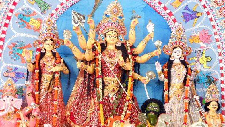 Durga Puja 2019: আজ তৃতীয়া, বৃষ্টির ভ্রুকুটি কাটিয়ে মাকে ঘরে আনার প্রস্তুতি তুঙ্গে Durga Puja 2019: আজ তৃতীয়া, বৃষ্টির ভ্রুকুটি কাটিয়ে মাকে ঘরে আনার প্রস্তুতি তুঙ্গে