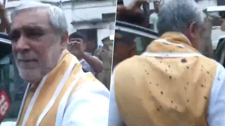 পটনার হাসপাতালে ডেঙ্গি রোগীদের অবস্থা দেখতে যাওয়া কেন্দ্রীয় মন্ত্রী অশ্বিনী কুমার চৌবের ওপর'কালি আক্রমণ' পটনার হাসপাতালে ডেঙ্গি রোগীদের অবস্থা দেখতে যাওয়া কেন্দ্রীয় মন্ত্রী অশ্বিনী কুমার চৌবের ওপর'কালি আক্রমণ'