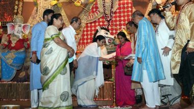 Durga Puja 2019: দক্ষিণ কলকাতায় ১১ টি পুজোর উদ্বোধন করলেন মমতা ব্যানার্জি; টুইট করে নিজেই সামনে আনলেন আনন্দঘন মুহূর্তের ছবি