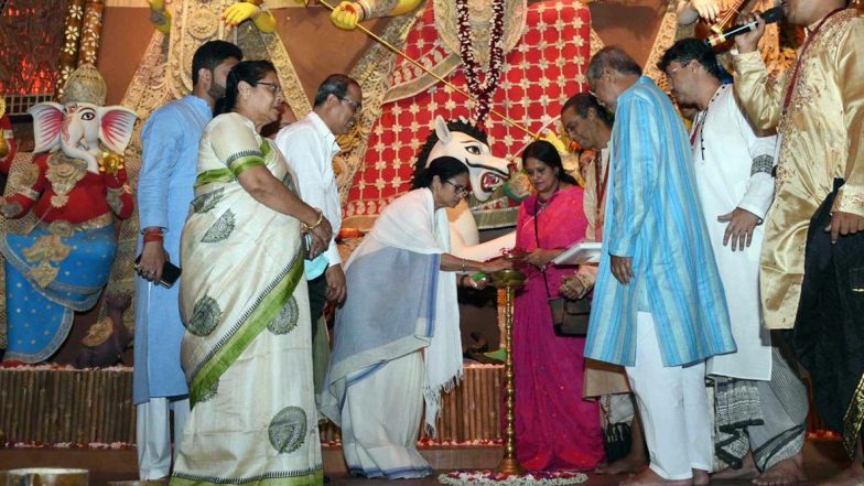 Durga Puja 2019: দক্ষিণ কলকাতায় ১১ টি পুজোর উদ্বোধন করলেন মমতা ব্যানার্জি; টুইট করে নিজেই সামনে আনলেন আনন্দঘন মুহূর্তের ছবি