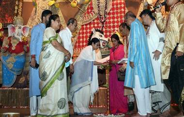 Durga Puja 2019: দক্ষিণ কলকাতায় ১১ টি পুজোর উদ্বোধন করলেন মমতা ব্যানার্জি; টুইট করে নিজেই সামনে আনলেন আনন্দঘন মুহূর্তের ছবি