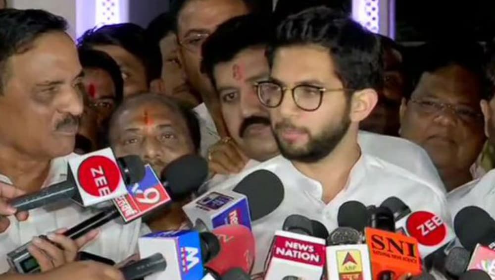 Aaditya Thackeray Meets Governor: শিণ্ডের নাম ঘোষণার পরেও রাজভবনে আদিত্য ঠাকরে, বিজেপি কি এবার সত্যি বিপদে পড়তে চলেছে? Aaditya Thackeray Meets Governor: শিণ্ডের নাম ঘোষণার পরেও রাজভবনে আদিত্য ঠাকরে, বিজেপি কি এবার সত্যি বিপদে পড়তে চলেছে?