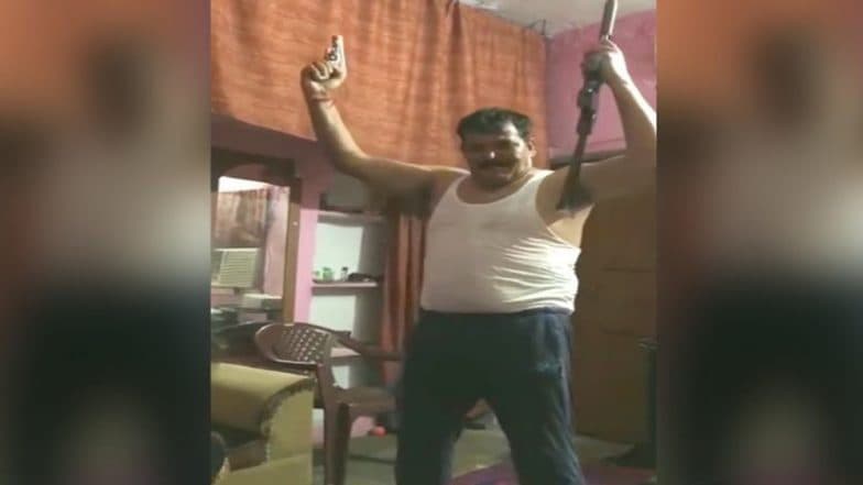দুই হাতে রিভলবার ও বন্দুক নিয়ে উদ্দাম নাচছেন ব্যক্তি, তদন্তে নামল হরিদ্বারের পুলিশ (দেখুন ভিডিও)