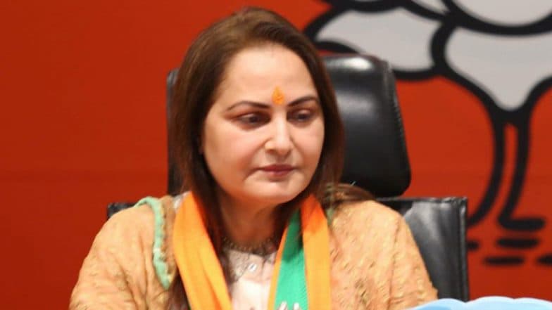 জনসভায় কেঁদে ভাসালেন আজম খান, তাঁকে বকলমে অভিনেতা বলে কটাক্ষ জয়াপ্রদার জনসভায় কেঁদে ভাসালেন আজম খান, তাঁকে বকলমে অভিনেতা বলে কটাক্ষ জয়াপ্রদার
