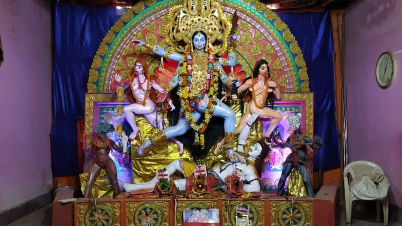 Kali Puja 2019: বিলিতি খড়্গ দিয়ে বলি হয় কলকাতার এই বনেদী বাড়িতে; বউবাজারের হালদার বাড়িতে তিনশো বছর ধরে পূজিতা হন মা কালী Kali Puja 2019: বিলিতি খড়্গ দিয়ে বলি হয় কলকাতার এই বনেদী বাড়িতে; বউবাজারের হালদার বাড়িতে তিনশো বছর ধরে পূজিতা হন মা কালী
