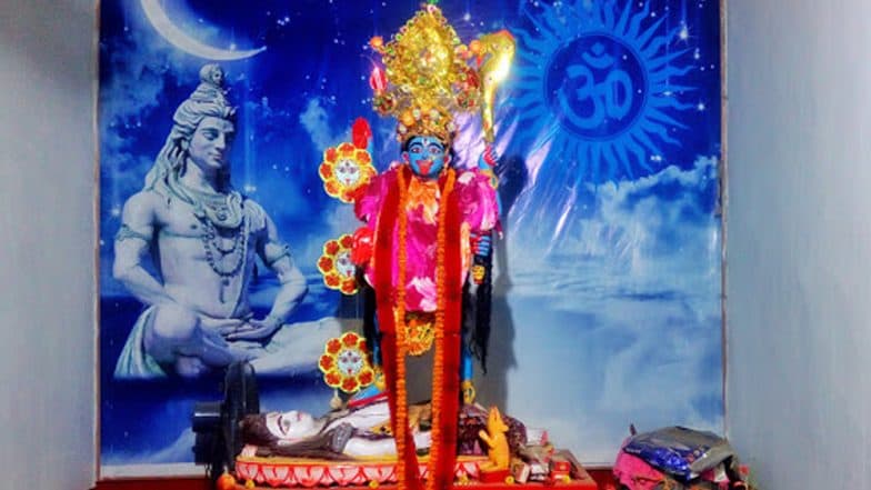 Kali Puja 2019: পাড়ার মণ্ডপে কালী প্রতিমার সঙ্গে ডাকিনী যোগিনী দেখতে আজও ভিড় উপচে পড়ে, কেন জানেন? Kali Puja 2019: পাড়ার মণ্ডপে কালী প্রতিমার সঙ্গে ডাকিনী যোগিনী দেখতে আজও ভিড় উপচে পড়ে, কেন জানেন?