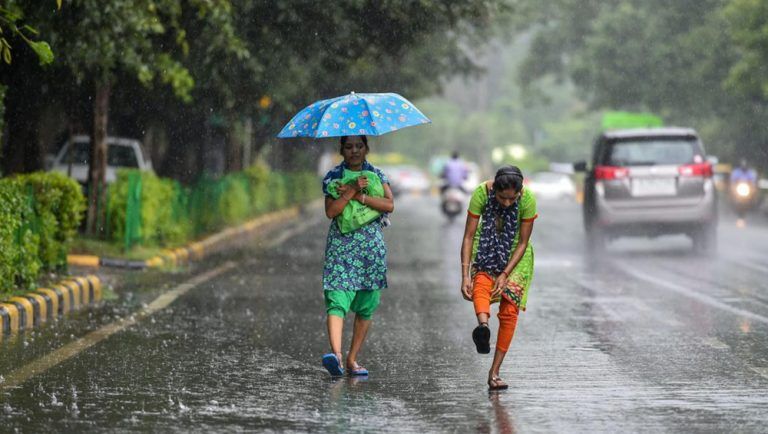 Kolkata Rains: রাত থেকে টানা বৃষ্টিতে শহরের বিভিন্ন অংশে জমছে জল, জল সরাতে তৎপর পুরসভা