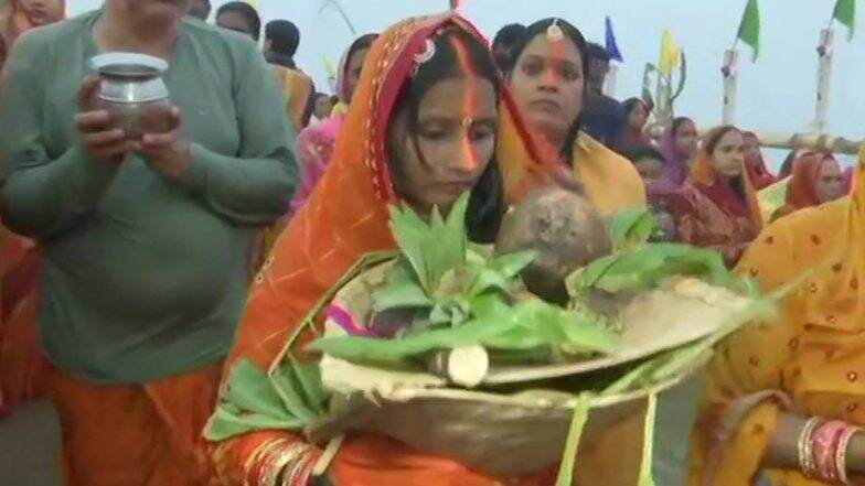Chhath Puja 2019: রাজ্যজুড়ে ছটপুজো উদযাপন, কাকভোর থেকে সূর্য আরাধনায় পুণ্যার্থীদের ভিড় ঘাটে ঘাটে