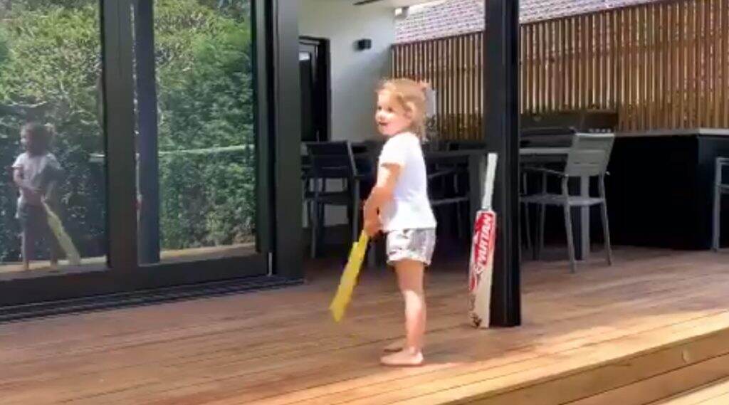আমি Virat Kohli: ব্যাট হাতে বলল David Warner-এর খুদে মেয়ে আমি Virat Kohli: ব্যাট হাতে বলল David Warner-এর খুদে মেয়ে