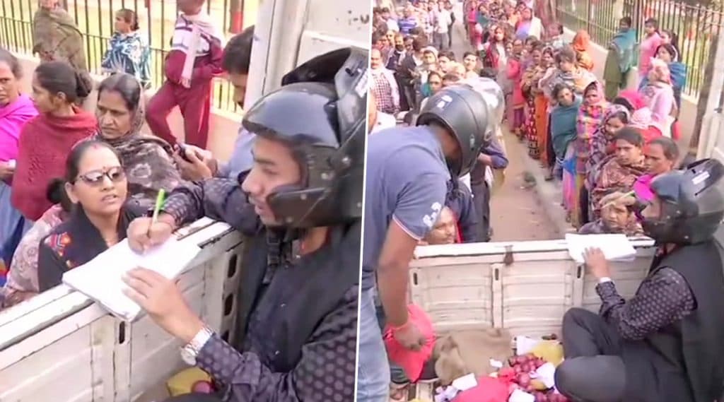 Patna: প্রতি কিলোর দাম ৩৫ টাকা, ভিড়ে পদপৃষ্ট হওয়ার আতঙ্কে হেলমেট পরে পেঁয়াজ বিক্রি সরকারি কর্মীদের Patna: প্রতি কিলোর দাম ৩৫ টাকা, ভিড়ে পদপৃষ্ট হওয়ার আতঙ্কে হেলমেট পরে পেঁয়াজ বিক্রি সরকারি কর্মীদের