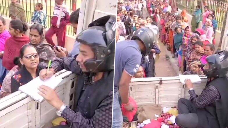 Patna: প্রতি কিলোর দাম ৩৫ টাকা, ভিড়ে পদপৃষ্ট হওয়ার আতঙ্কে হেলমেট পরে পেঁয়াজ বিক্রি সরকারি কর্মীদের Patna: প্রতি কিলোর দাম ৩৫ টাকা, ভিড়ে পদপৃষ্ট হওয়ার আতঙ্কে হেলমেট পরে পেঁয়াজ বিক্রি সরকারি কর্মীদের