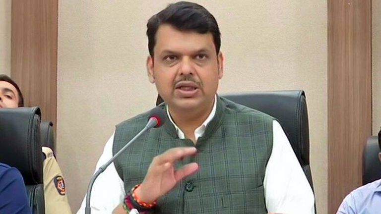 Devendra Sarita Gangadharrao Fadnavis: শপথ অনুষ্ঠানে সংযুক্ত করলেন মায়ের নাম, মহারাষ্ট্রের হবু মুখ্যমন্ত্রী নিজের পরিচয় দিলেন দেবেন্দ্র সরিতা গঙ্গাধররাও ফড়ণবীশ নামে