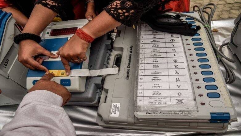 West Bengal By Election: সোমবার রাজ্যের তিন কেন্দ্রে উপনির্বাচন, শেষ দিনের প্রচারে ঝড় তুলল সব রাজনৈতিক দল West Bengal By Election: সোমবার রাজ্যের তিন কেন্দ্রে উপনির্বাচন, শেষ দিনের প্রচারে ঝড় তুলল সব রাজনৈতিক দল