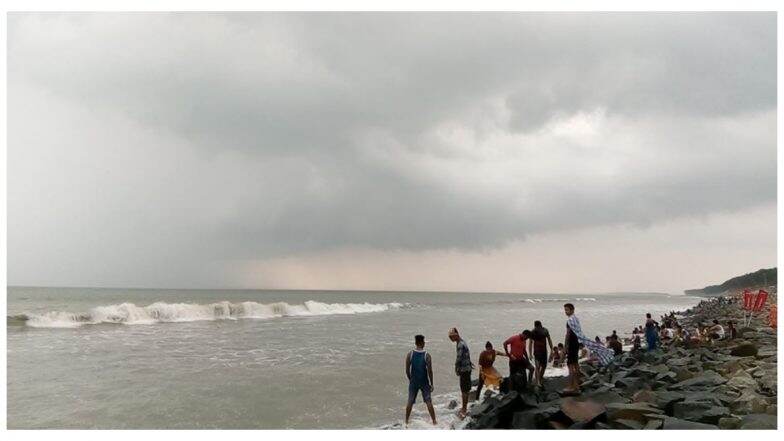 Cyclone Bulbul: শক্তি বাড়িয়ে ধেয়ে আসছে ঘূর্ণিঝড় বুলবুল, উপকূলের জেলাগুলিতে জারি সতর্কতা Cyclone Bulbul: শক্তি বাড়িয়ে ধেয়ে আসছে ঘূর্ণিঝড় বুলবুল, উপকূলের জেলাগুলিতে জারি সতর্কতা