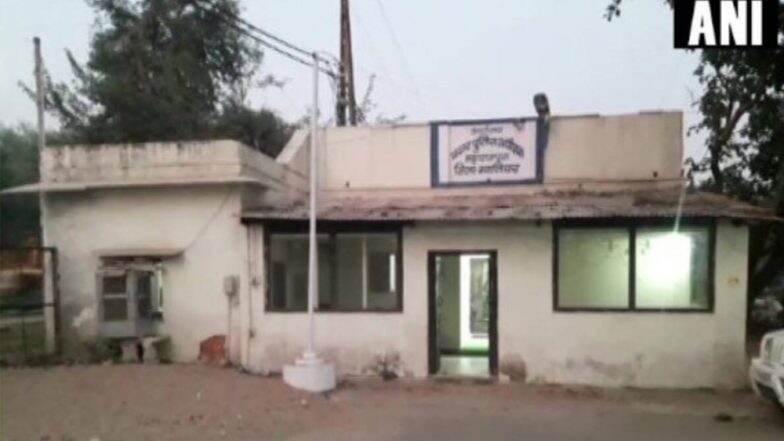 Madhya Pradesh: পুলিশ সেজে নকল থানা তৈরি করে চলছিল তোলা আদায়, কোথায় জানেন? Madhya Pradesh: পুলিশ সেজে নকল থানা তৈরি করে চলছিল তোলা আদায়, কোথায় জানেন?