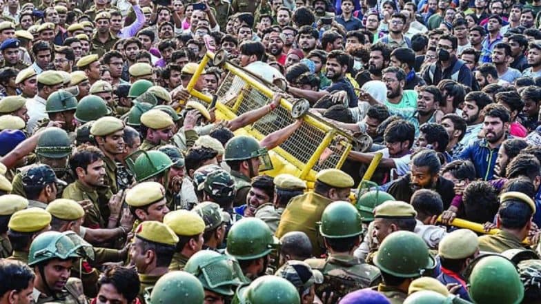 JNU Protest: জেএনইউ-র আন্দোলনরত ১৫০ পড়ুায়াকে গ্রেপ্তার, সহযোদ্ধাদের মুক্তির দাবিতে অবস্থান বিক্ষোভে ছাত্রছাত্রীরা JNU Protest: জেএনইউ-র আন্দোলনরত ১৫০ পড়ুায়াকে গ্রেপ্তার, সহযোদ্ধাদের মুক্তির দাবিতে অবস্থান বিক্ষোভে ছাত্রছাত্রীরা