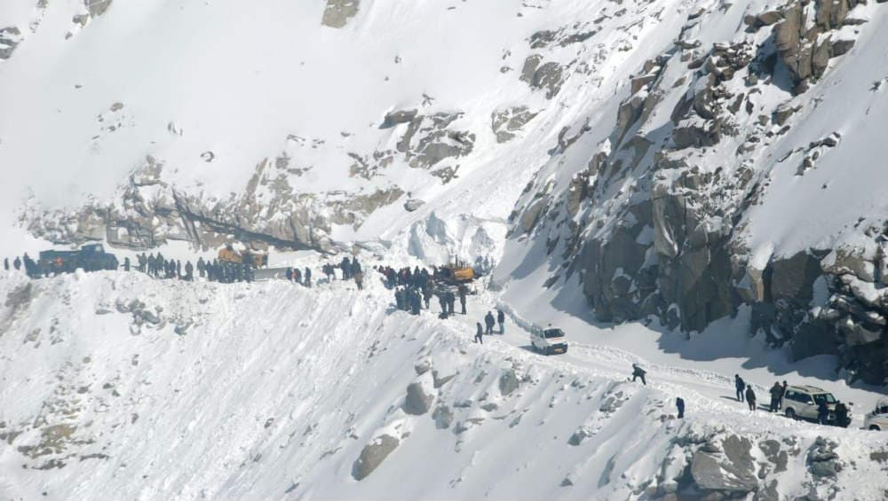 Avalanche Strikes In Siachen Glacier: সিয়াচেনে ভয়াবহ তুষার ধসে নিখোঁজ ৮ সেনাকর্মী, ঘটনাস্থলে উদ্ধারকারী দল Avalanche Strikes In Siachen Glacier: সিয়াচেনে ভয়াবহ তুষার ধসে নিখোঁজ ৮ সেনাকর্মী, ঘটনাস্থলে উদ্ধারকারী দল