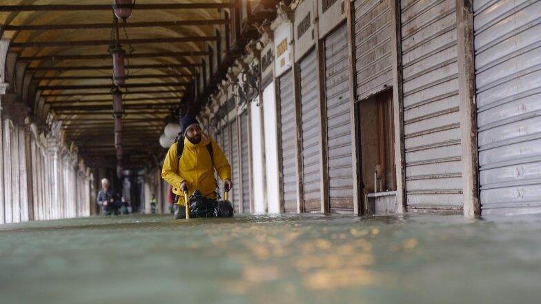 Venice Floods: ভেনিসে ৫০ বছরের রেকর্ড ভেঙে বন্যায় ভয়াবহ পরিস্থিতি, জারি জরুরি অবস্থা Venice Floods: ভেনিসে ৫০ বছরের রেকর্ড ভেঙে বন্যায় ভয়াবহ পরিস্থিতি, জারি জরুরি অবস্থা