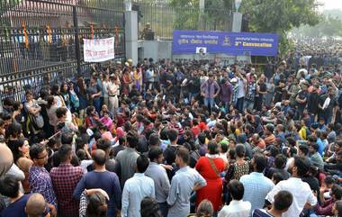 JNU: পিছু হটল জেএনইউ, বর্ধিত ফি খানিকটা প্রত্যাহার; পুরো প্রত্যাহারের দাবিতে অনড় পড়ুয়ারা