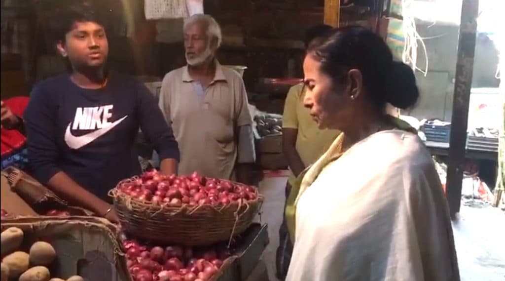 Onion Price Hike: অগ্নিমূল্য পেঁয়াজ, পরিস্থিতি জানতে যদুবাবু বাজারে হাজির মুখ্যমন্ত্রী মমতা ব্যানার্জি Onion Price Hike: অগ্নিমূল্য পেঁয়াজ, পরিস্থিতি জানতে যদুবাবু বাজারে হাজির মুখ্যমন্ত্রী মমতা ব্যানার্জি