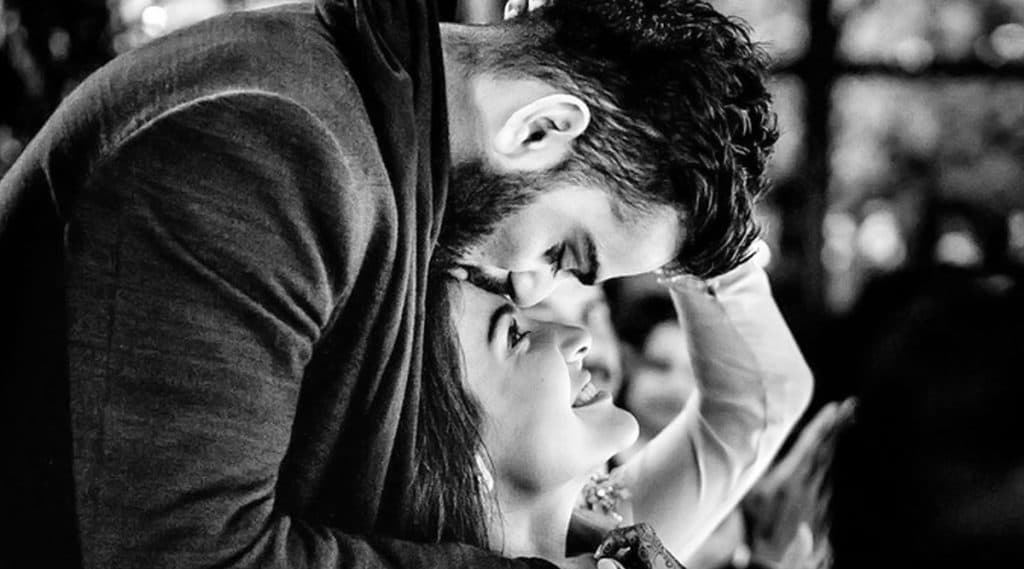 Anushka Sharma-Virat Kohli Anniversary: রঙিন দিনে সাদাকালো ছবিতেই রঙ ছড়ালেন বিরুষ্কা Anushka Sharma-Virat Kohli Anniversary: রঙিন দিনে সাদাকালো ছবিতেই রঙ ছড়ালেন বিরুষ্কা