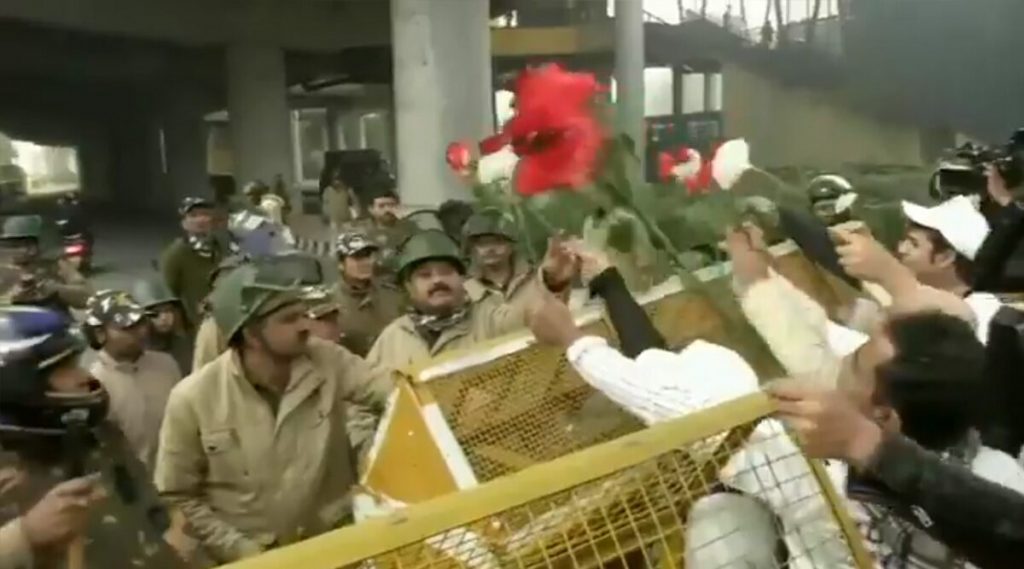 Students Offer Roses to Delhi Police: দিল্লি পুলিশকে গোলাপ দিলেন জামিয়া মিলিয়া ইসলামিয়া বিশ্ববিদ্যালয়ের পড়ুয়ারা