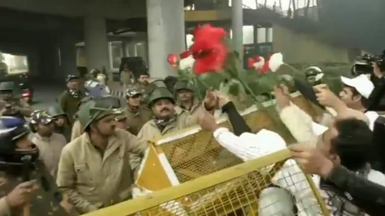 Students Offer Roses to Delhi Police: āĻĻāĻŋāϞā§āϞāĻŋ āĻĒā§āϞāĻŋāĻļāĻā§ āĻā§āϞāĻžāĻĒ āĻĻāĻŋāϞā§āύ āĻāĻžāĻŽāĻŋā§āĻž āĻŽāĻŋāϞāĻŋā§āĻž āĻāϏāϞāĻžāĻŽāĻŋā§āĻž āĻŦāĻŋāĻļā§āĻŦāĻŦāĻŋāĻĻā§āϝāĻžāϞā§ā§āϰ āĻĒā§ā§ā§āĻžāϰāĻž