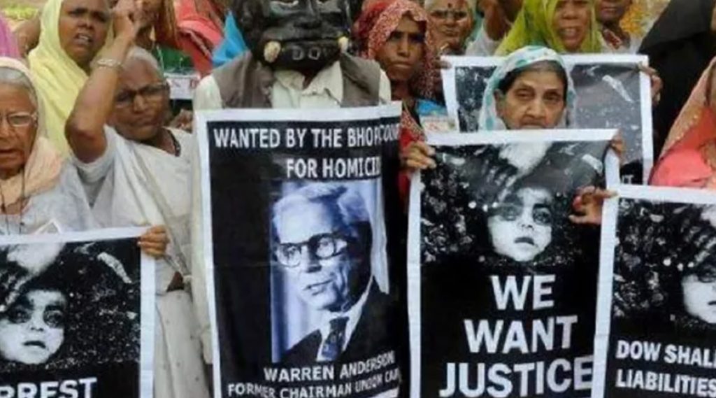Bhopal Gas Tragedy: মানবশৃঙ্খল গড়ে প্রতিবাদ ভোপাল গ্যাসকাণ্ডের ভুক্তভোগীদের