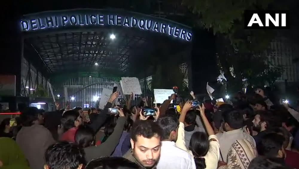 Jamia Millia Islamia University Violence: জামিয়ার পাশে দেশের ছাত্রদল রবিবার রাতেই পথে নামল জেএনইউ, সতীর্থের সমর্থনে পাটনা, হায়দরাবাদ, কলকাতার ছাত্ররা Jamia Millia Islamia University Violence: জামিয়ার পাশে দেশের ছাত্রদল রবিবার রাতেই পথে নামল জেএনইউ, সতীর্থের সমর্থনে পাটনা, হায়দরাবাদ, কলকাতার ছাত্ররা