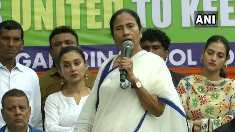 Mamata Banerjee: āĻĻā§āĻļ āĻā§āĻŦāϞāĻā§ āĻāϰ āĻĒā§āĻļāĻžāĻ āĻĻā§āĻā§ āĻŽāĻžāύā§āώ āĻā§āύāĻžāĻā§āĻā§āύ āĻĒā§āϰāϧāĻžāύāĻŽāύā§āϤā§āϰā§, āϝāĻžāĻāϰāĻž āĻā§āĻĒāĻŋ āĻĒāϰā§āύ āύāĻž āϤāĻžāĻāϰāĻž āϏāĻŦāĻžāĻ āĻāĻžāϞ? āĻĒā§āϰāĻļā§āύ āϤā§āϞāϞā§āύ āĻŽāĻŽāϤāĻž