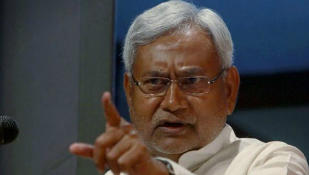 Bihar Assembly Elections 2020: মুজাফ্ফরপুরে নীতীশ কুমারকে লক্ষ্য করে ছোঁড়া হল জুতো, গ্রেপ্তার ৩