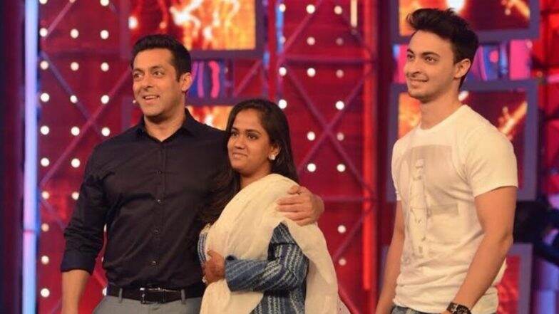 Arpita Khan: āϏāϞāĻŽāύ āĻāĻžāύā§āϰ āĻāύā§āĻŽāĻĻāĻŋāύ⧠āĻŦā§āύā§āϰ āĻŦāĻŋāĻļāĻžāϞ āĻŦā§ āĻāĻĒāĻšāĻžāϰ, āĻĻā§āĻŦāĻŋāϤā§ā§ āϏāύā§āϤāĻžāύā§āϰ āĻŽāĻž āĻšāϞā§āύ āĻ
āϰā§āĻĒāĻŋāϤāĻž āĻāĻžāύ
