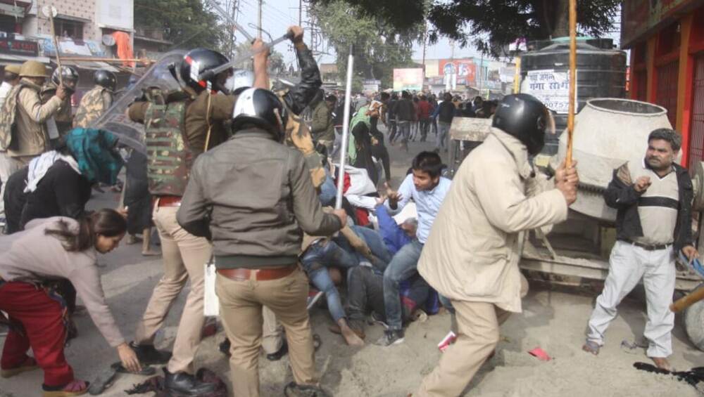 UP Police Raids Houses Following Anti-CAA Protests: সিএএ বিরোধী বিক্ষোভের দোহাই দিয়ে মুসলিম প্রধান বিজনোরে যোগীর রাজ্যের পুলিশের গুলি, মৃত ২ যুবক UP Police Raids Houses Following Anti-CAA Protests: সিএএ বিরোধী বিক্ষোভের দোহাই দিয়ে মুসলিম প্রধান বিজনোরে যোগীর রাজ্যের পুলিশের গুলি, মৃত ২ যুবক