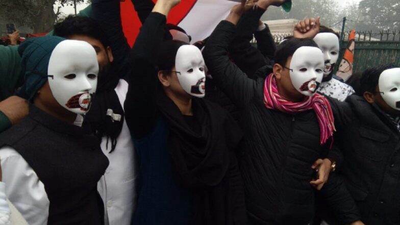 Anti CAA Protests: āϏāĻāĻļā§āϧāĻŋāϤ āύāĻžāĻāϰāĻŋāĻāϤā§āĻŦ āĻāĻāύā§āϰ āĻŦāĻŋāϰā§āϧāĻŋāϤāĻžā§ āĻāĻŦāĻžāϰ āĻŽā§āĻā§āĻļ āĻĒāϰ⧠āĻĒāĻĨā§ āϝā§āĻŦ āĻāĻāĻā§āϰā§āϏā§āϰ āĻĒā§āϰāϤāĻŋāύāĻŋāϧāĻŋāϰāĻž