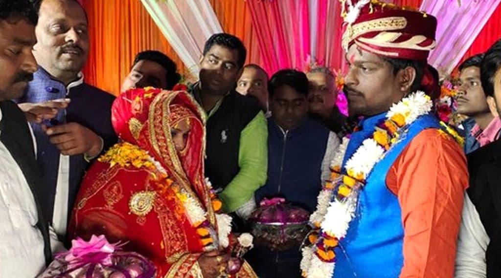 Varanasi: ফুল নয়, পেঁয়াজ-রসুনের মালায় মালাবদল করলেন বর-কনে! Varanasi: ফুল নয়, পেঁয়াজ-রসুনের মালায় মালাবদল করলেন বর-কনে!
