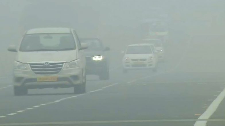 Dense Fog Blankets In Delhi: ঠান্ডায় জবুথবু রাজধানী, কুয়াশার কারণে কলকাতা ও দিল্লি বিমানবন্দর থেকে বাতিল একাধিক বিমান