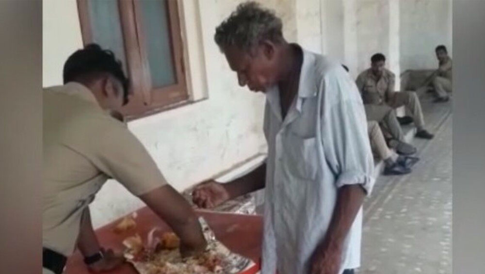 Kerala Police Officer Shares Food With Man: বনধের দিনে ভবঘুরের সঙ্গে খাবার ভাগ করে নিচ্ছেন পুলিশকর্মী, ভাইরাল ভিডিও