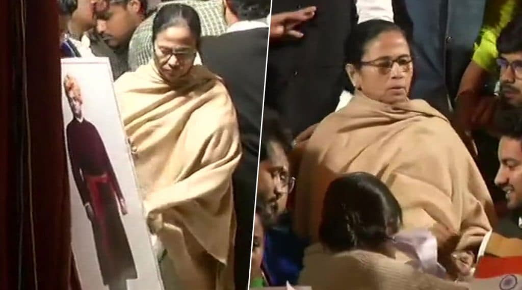 Mamata Banerjee's PM Meeting: প্রথমে প্রধানমন্ত্রীর সঙ্গে সাক্ষাৎকার, একটু পরেই তাঁর বিরুদ্ধে ধর্ণা; মুখ্যমন্ত্রীর আচরণ নিয়ে প্রশ্ন তুলল বামেরা Mamata Banerjee's PM Meeting: প্রথমে প্রধানমন্ত্রীর সঙ্গে সাক্ষাৎকার, একটু পরেই তাঁর বিরুদ্ধে ধর্ণা; মুখ্যমন্ত্রীর আচরণ নিয়ে প্রশ্ন তুলল বামেরা