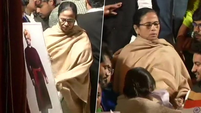 Mamata Banerjee's PM Meeting: প্রথমে প্রধানমন্ত্রীর সঙ্গে সাক্ষাৎকার, একটু পরেই তাঁর বিরুদ্ধে ধর্ণা; মুখ্যমন্ত্রীর আচরণ নিয়ে প্রশ্ন তুলল বামেরা