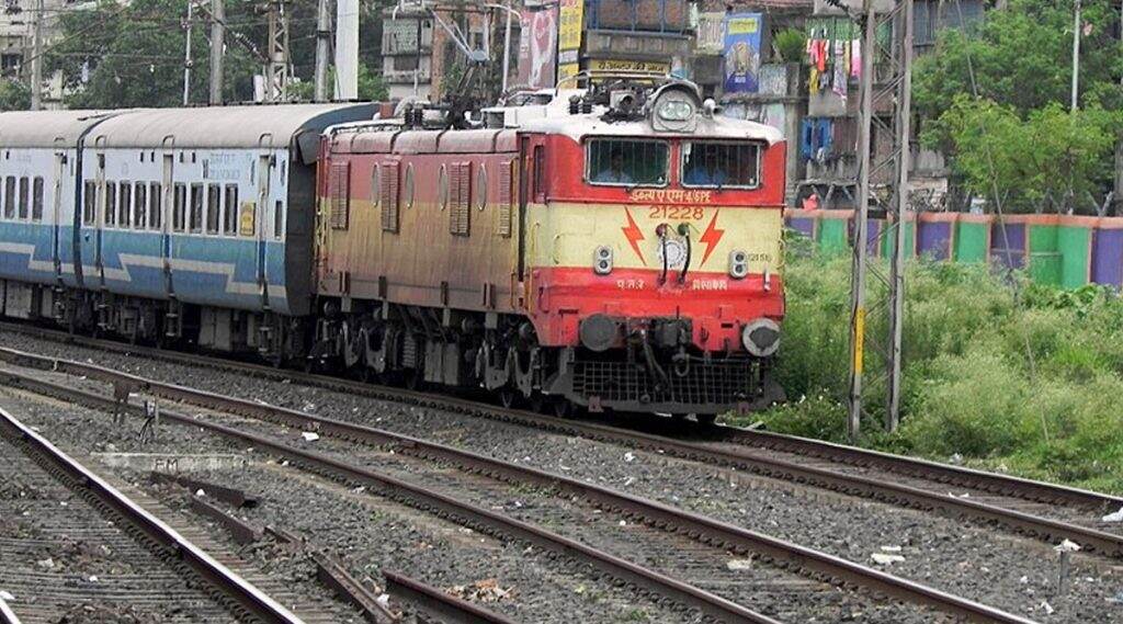 Stale Food On Janshatabdi Express: জনশতাব্দী এক্সপ্রেসে বাসি খাবার বিক্রি, লাখ টাকা জরিমানা ঠিকাদার সংস্থার Stale Food On Janshatabdi Express: জনশতাব্দী এক্সপ্রেসে বাসি খাবার বিক্রি, লাখ টাকা জরিমানা ঠিকাদার সংস্থার