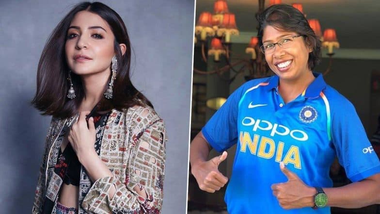 Anushka Sharma As Jhulan Goswami: āĻŦāϞāĻŋāĻāĻĄā§ āĻāĻŦāĻžāϰ āĻā§āϞāύ āĻā§āϏā§āĻŦāĻžāĻŽā§āϰ āĻŦāĻžā§ā§āĻĒāĻŋāĻ, āĻāĻžāϰāϤā§ā§ āĻŽāĻšāĻŋāϞāĻž āĻā§āϰāĻŋāĻā§āĻ āĻĻāϞā§āϰ āĻĒā§āϰāĻžāĻā§āϤāύ āĻ
āϧāĻŋāύāĻžā§āĻā§āϰ āĻāϰāĻŋāϤā§āϰ⧠āĻ
āύā§āϏā§āĻāĻž āĻļāϰā§āĻŽāĻž