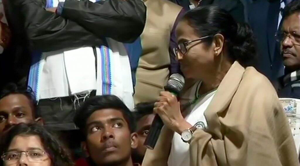 Mamata Banerjee: মমতা ব্যানার্জিকে ঘিরে বিক্ষোভ, স্বতঃপ্রনোদিত মামলা রুজু কলকাতা পুলিশের Mamata Banerjee: মমতা ব্যানার্জিকে ঘিরে বিক্ষোভ, স্বতঃপ্রনোদিত মামলা রুজু কলকাতা পুলিশের