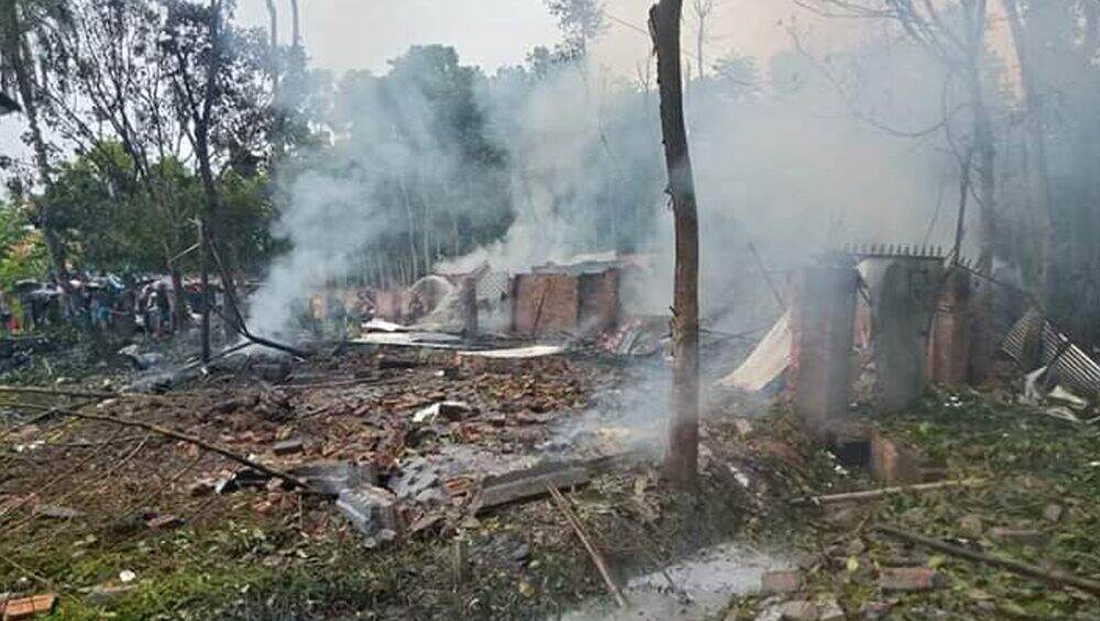 Naihati: নৈহাটির বাজি কারখানার পলাতক মালিককে গ্রেফতার করল পুলিশ, বোমা তৈরির কাজ হত বলে অনুমান Naihati: নৈহাটির বাজি কারখানার পলাতক মালিককে গ্রেফতার করল পুলিশ, বোমা তৈরির কাজ হত বলে অনুমান