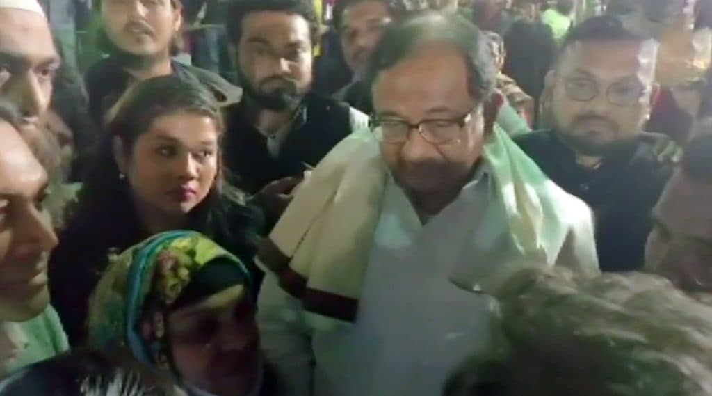 CAA Protests: সিএএ-র বিরোধিতায় পার্ক সার্কাসে মহিলা আন্দোলনকারীদের পাশে এসে দাঁড়ালেন পি চিদম্বরম CAA Protests: সিএএ-র বিরোধিতায় পার্ক সার্কাসে মহিলা আন্দোলনকারীদের পাশে এসে দাঁড়ালেন পি চিদম্বরম