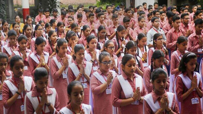 Maharashtra: ⧍ā§Ŧ āĻāĻžāύā§ā§āĻžāϰāĻŋ āĻĨā§āĻā§ āϏā§āĻā§āϞ⧠āϏāĻāĻŦāĻŋāϧāĻžāύā§āϰ āĻĒā§āϰāϏā§āϤāĻžāĻŦāύāĻž āĻĒāĻžāĻ āĻŦāĻžāϧā§āϝāϤāĻžāĻŽā§āϞāĻ, āĻŽāĻšāĻžāϰāĻžāώā§āĻā§āϰ⧠āĻāĻžāϰāĻŋ āύāĻŋāϰā§āĻĻā§āĻļāĻŋāĻāĻž